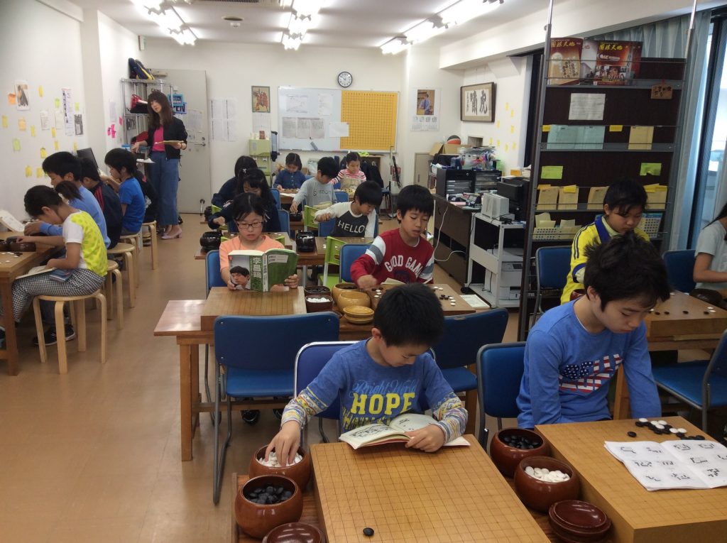 教室で勉強する子どもたち