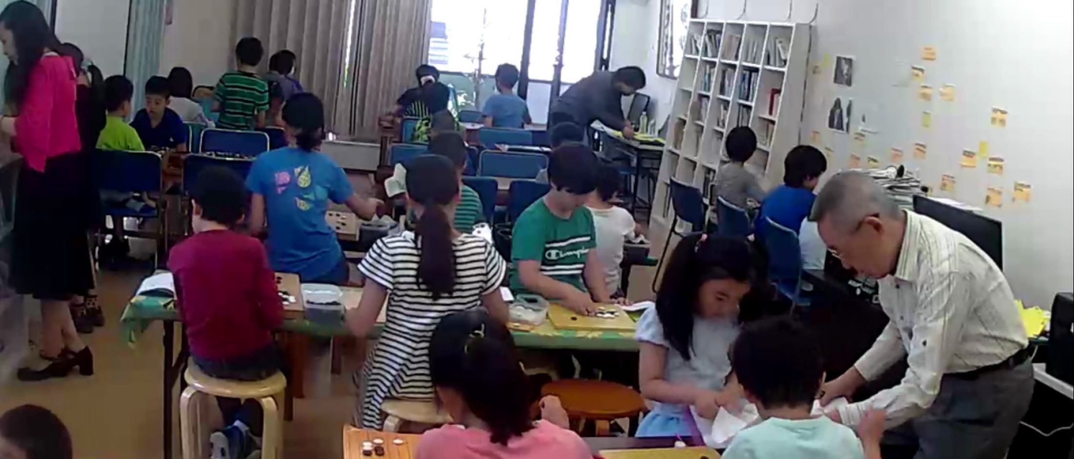 教室で囲碁を学ぶ子どもたち